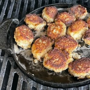 mørksejfrikadeller på grillen