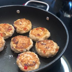 guldlaksefrikadeller af guldlaksefars med snackpeber