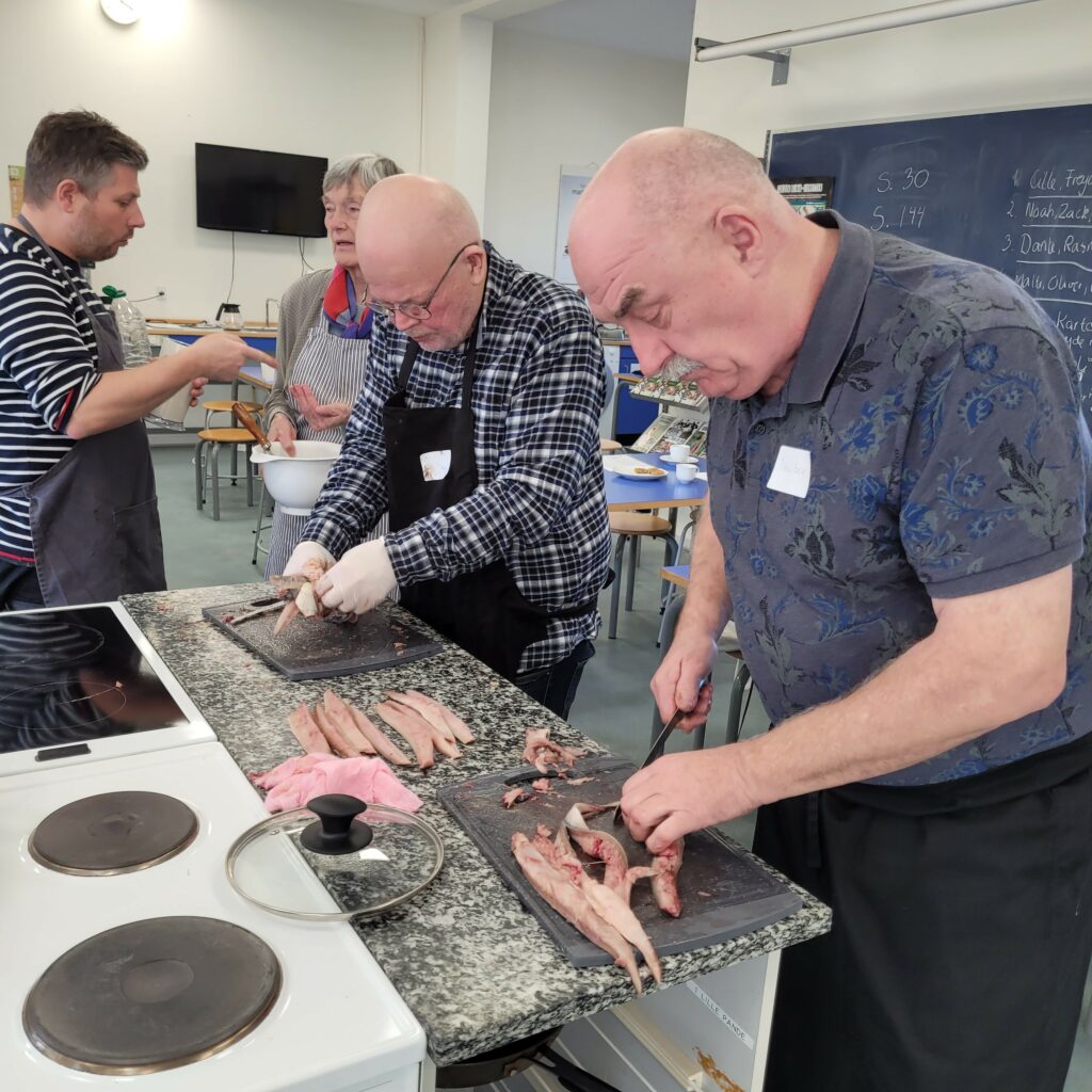 Niels Erik og Per fileterer makrel, nordfra madkursus 2023